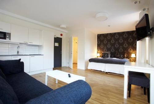 Riverside Hotel & Apartments