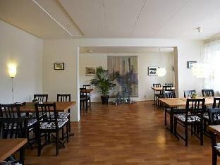 Riverside Hotel & Apartments